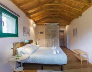 A bed or beds in a room at La Figal de Xugabolos, Salas