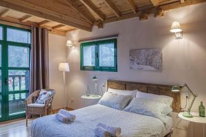 A bed or beds in a room at La Figal de Xugabolos, Salas