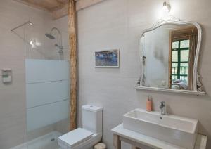 A bathroom at La Figal de Xugabolos, Salas