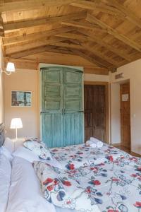 A bed or beds in a room at La Figal de Xugabolos, Salas