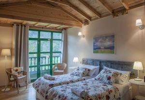 A bed or beds in a room at La Figal de Xugabolos, Salas