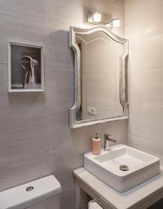 A bathroom at La Figal de Xugabolos, Salas