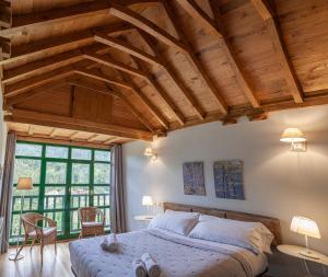 A bed or beds in a room at La Figal de Xugabolos, Salas