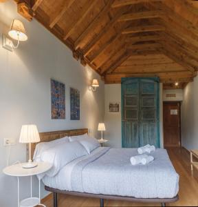 A bed or beds in a room at La Figal de Xugabolos, Salas
