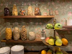 un estante lleno de jarrones de cristal llenos de comida en Hotel Bov Kro en Padborg