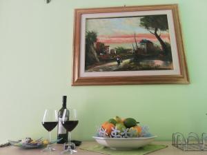 レイタニにあるVilla Verdemareのワイングラス付きのテーブルに盛られたフルーツボウル