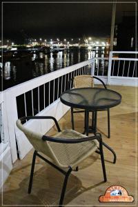 uma mesa e cadeiras numa varanda à noite em Hotel Náutico de Paita em Paita