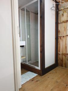 een glazen deur die leidt naar een badkamer met een spiegel bij African Sky's the Limit - Budget, Quiet, Peaceful Self-Catering in Durban