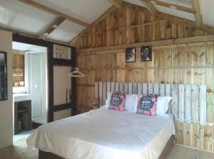 een slaapkamer met een bed in een houten wand bij African Sky's the Limit - Budget, Quiet, Peaceful Self-Catering in Durban