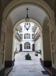 un arco en un edificio con una lámpara de araña en Danube Elegance Apartment, en Budapest