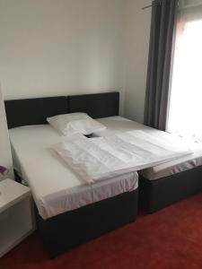 
Ein Bett oder Betten in einem Zimmer der Unterkunft Hotel Zum Weinberg
