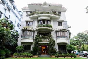 duży biały budynek z roślinami na nim w obiekcie The Moira - Bed and Breakfast w mieście Kolkata