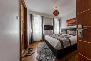 Postel nebo postele na pokoji v ubytování Edmor Residences Riverside