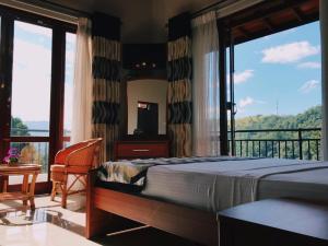 - une chambre avec un lit et un balcon dans l'établissement The Springfields Kandy Previously Madara Residence Kandy, à Kandy