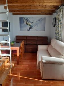 sala de estar con sofá y mesa en Apartamentos Domus, en Sierra Nevada