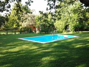 ein Schwimmbad in der Mitte eines Gartens in der Unterkunft El Paso de las Cigüeñas in Candeleda