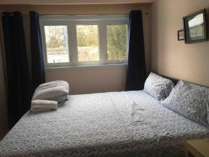 Cama ou camas em um quarto em Freeda's Place