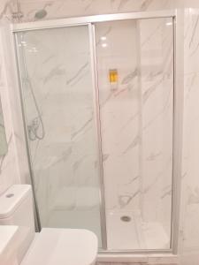 een badkamer met een douche en een toilet bij BairroSweethome in Lissabon