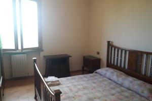 una camera con letto, tavolo e finestra di Grande Casa in Via Zappellazzo Gattatico (RE) a Campegine