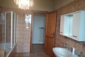 bagno con lavandino e specchio di Grande Casa in Via Zappellazzo Gattatico (RE) a Campegine