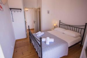 a bedroom with a bed with two towels on it at Antiparos Vibes in Agios Georgios