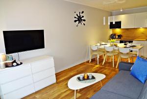 Kuchyň nebo kuchyňský kout v ubytování Apartamenty Sun&Fun Rezydencja Parkowa Nadrzeczna 3D i 3E -blisko centrum, dworca PKP w otoczeniu zieleni