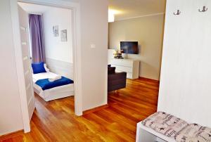 Postel nebo postele na pokoji v ubytování Apartamenty Sun&Fun Rezydencja Parkowa Nadrzeczna 3D i 3E -blisko centrum, dworca PKP w otoczeniu zieleni