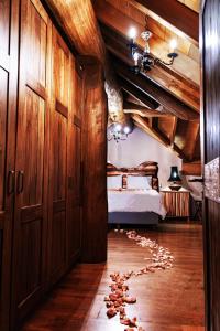 A bed or beds in a room at Mythica Chalet