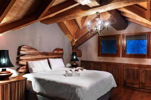 A bed or beds in a room at Mythica Chalet