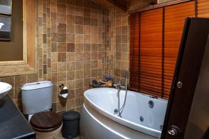 A bathroom at Mythica Chalet