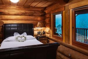 A bed or beds in a room at Mythica Chalet