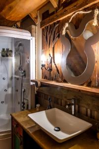 A bathroom at Mythica Chalet