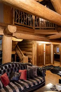 A seating area at Mythica Chalet