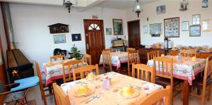 a dining room with tables and chairs in a restaurant at Pousada Colina Da Neve in São Joaquim