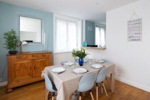 a dining room with a table and chairs at Le Hauban by Cocoonr in Saint Malo