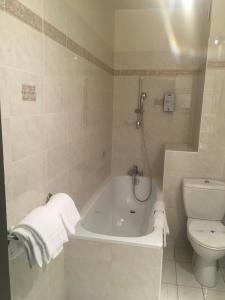 Bilik mandi di Kyriad Rodez +16 gambar
