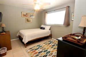 ein Schlafzimmer mit einem Bett und einem Fenster in der Unterkunft Guadalupe Dew Drop Inn in New Braunfels + 20 Fotos