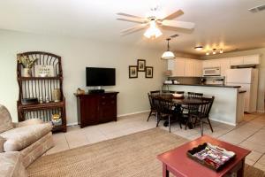 ein Wohnzimmer mit Sofa und Tisch in der Unterkunft Guadalupe Dew Drop Inn in New Braunfels