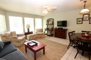 ein Wohnzimmer mit Sofa und Tisch in der Unterkunft Guadalupe Dew Drop Inn in New Braunfels