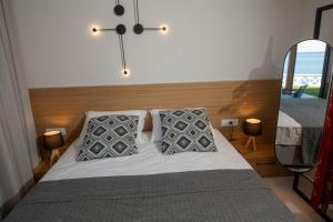 Posteľ alebo postele v izbe v ubytovaní LENICO Seafront Villa