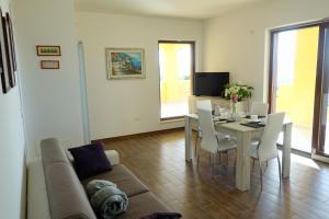 een woonkamer met een tafel en een bank bij casa vacanze, via delle margherite 3 in Montecorvino Pugliano