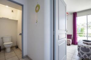 a bathroom with a toilet and a door to a bedroom at T4 Duplex vue mer 150m de la plage avec Bienvenue Location in Saint-Gilles les Bains +26 photos