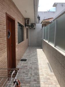 een leeg steegje met een deur in een bakstenen gebouw bij Casa - Próximo a UFSC e CENTRO - 5 KM in Florianópolis