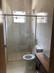 een badkamer met een douche, een toilet en een wastafel bij Casa - Próximo a UFSC e CENTRO - 5 KM in Florianópolis