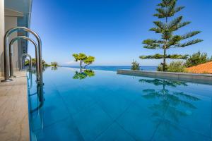 Bazén v ubytování Alexandra Beach Resort & Spa nebo v jeho okolí