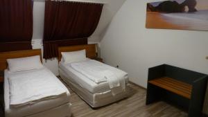 um pequeno quarto com duas camas e uma mesa em Zur Mühle em Bocholt
