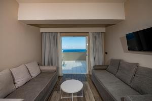 A seating area at Alexandra Beach Resort & Spa