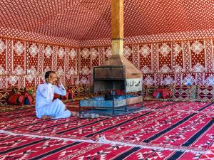 Fasilitas barbekyu yang tersedia untuk tamu di tenda glamping