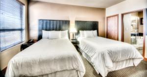 Tempat tidur dalam kamar di Grand Inn & Residence- Grande Prairie