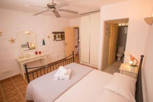 a bedroom with a bed with two towels on it at Antiparos Vibes in Agios Georgios